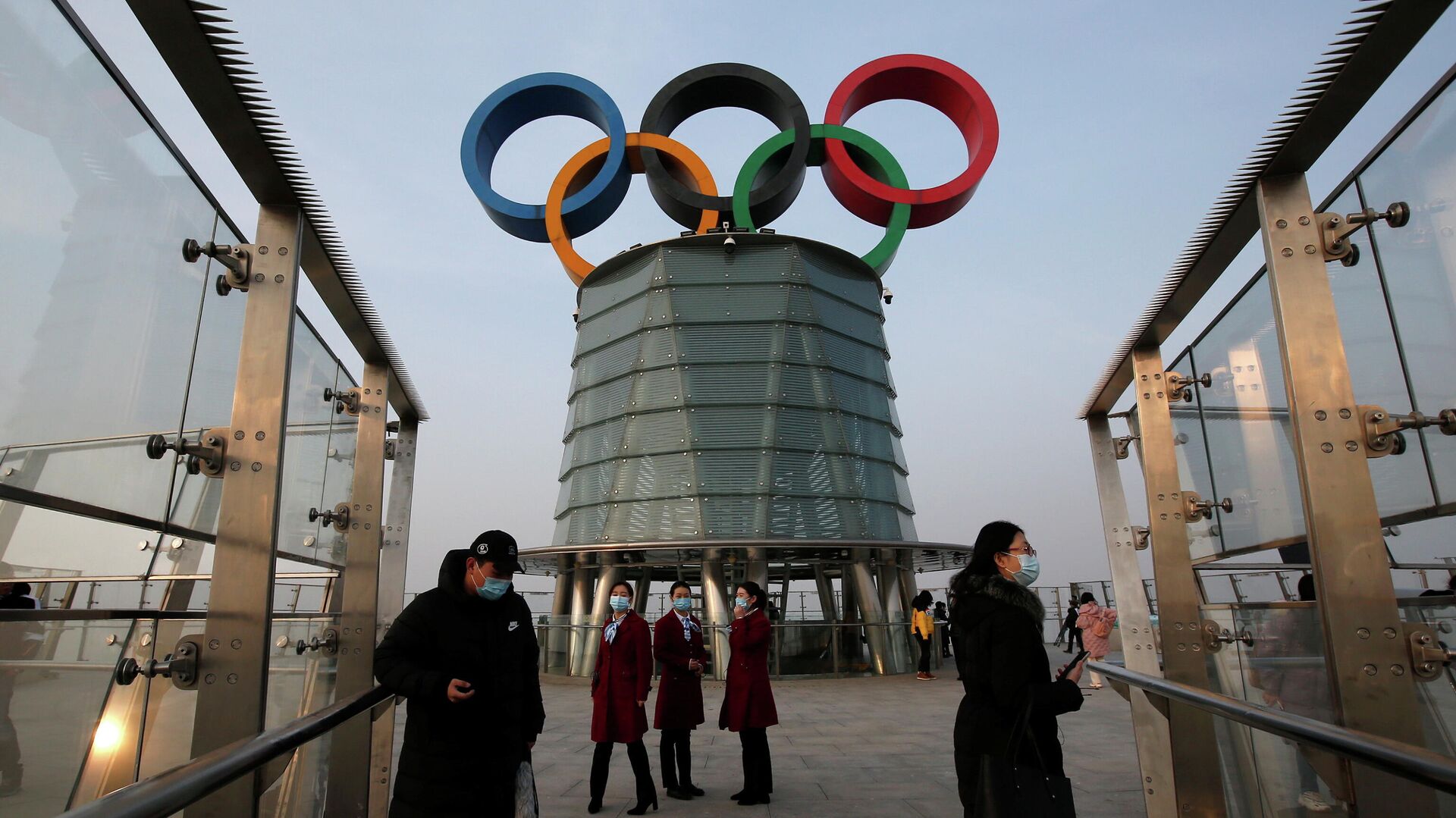 Люди на Олимпийской башне в Пекине - РИА Новости, 1920, 08.02.2021