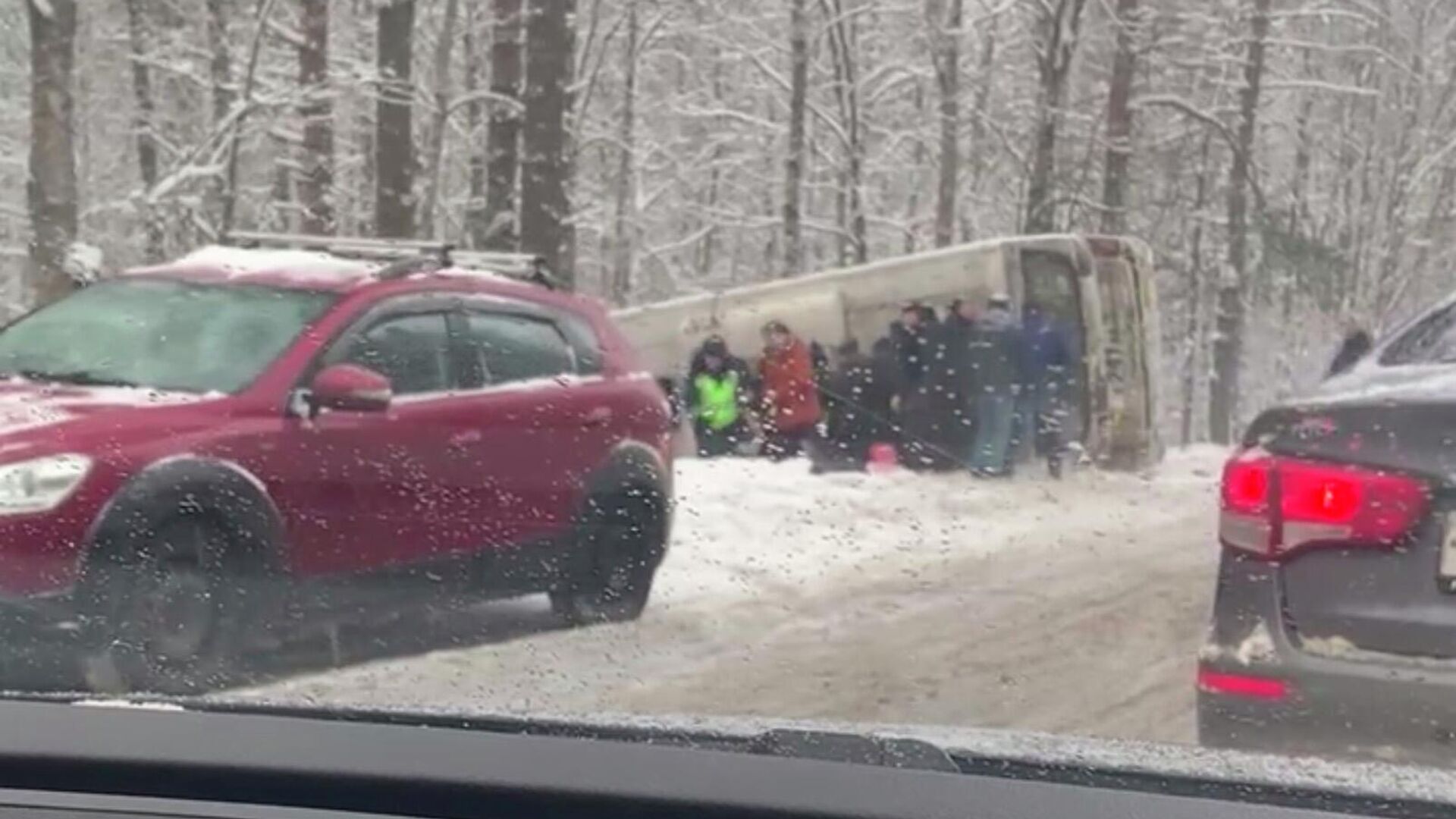 На месте ДТП с участием пассажирского автобуса в Санкт-Петербурге. Кадр видео очевидца - РИА Новости, 1920, 03.02.2021