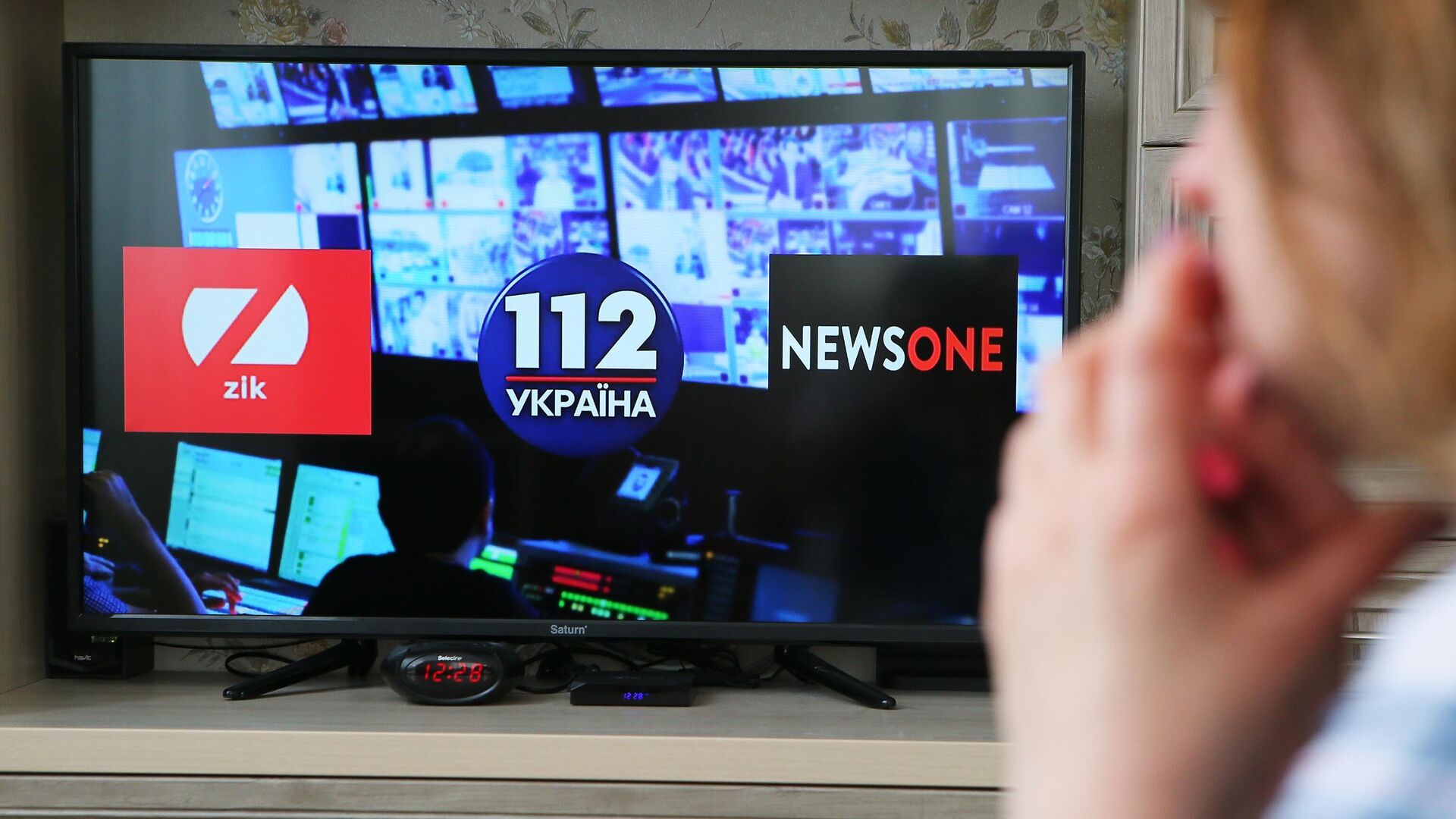 Экран телевизора с логотипами телеканалов ZIK, 112.Украина и NewsOne - РИА Новости, 1920, 04.02.2021