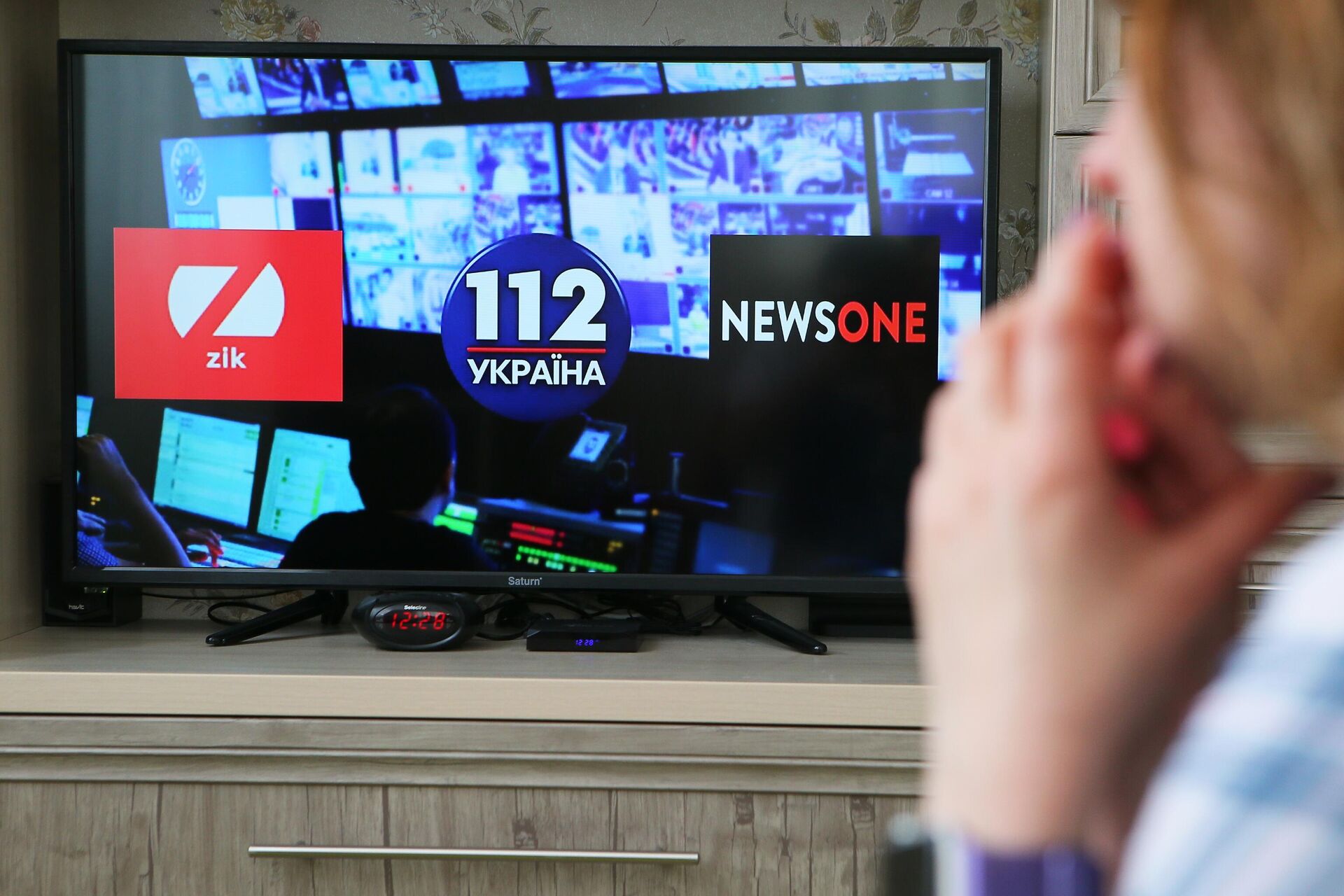 Экран телевизора с логотипами телеканалов ZIK, 112.Украина и NewsOne - РИА Новости, 1920, 07.11.2022