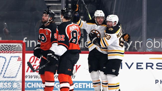 PHILADELPHIA, PENNSYLVANIA - FEBRUARY 03: David Pastrnak #88 of the Boston Bruins (L) and Brad Marchand #63 (R) celebrate Pasternak's goal at 12 seconds of the first period against the Philadelphia Flyers at Wells Fargo Center on February 03, 2021 in Philadelphia, Pennsylvania.   Bruce Bennett/Getty Images/AFP