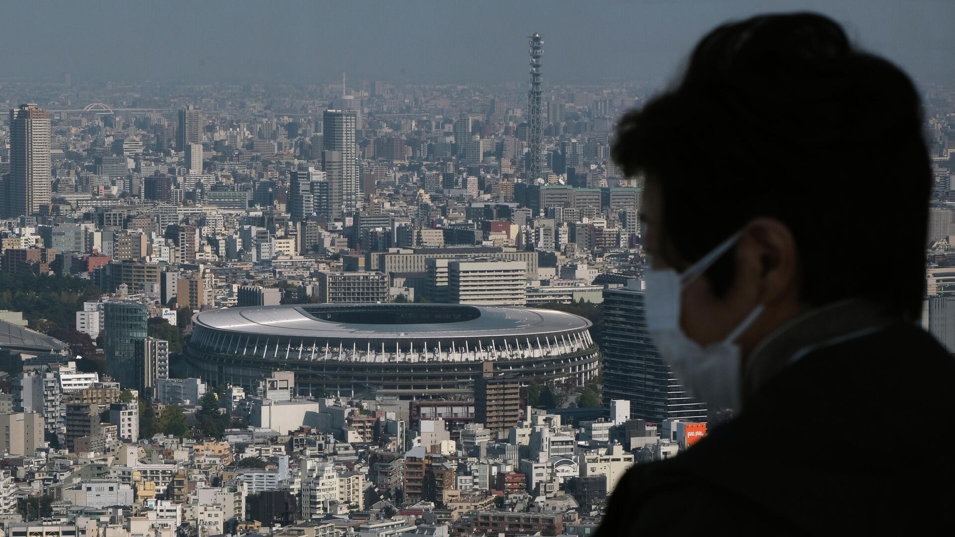 A general view shows the National Stadium (C), the main venue for the 2020 Olympic and Paralympic Games postponed until July 2021 due to the COVID-19 coronavirus pandemic, in Tokyo on November 15, 2020. (Photo by Kazuhiro NOGI / AFP) - РИА Новости, 1920, 04.02.2021