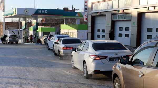 Автомобили стоят в очереди на АЗС сети ННК в Хабаровске
