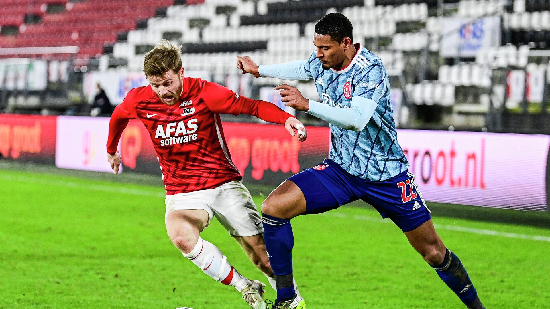 Ajax' French forward Sebastien Haller (R) and AZ Alkmaar's Norwegian midfielder Fredrik Midtsjo (L) fight for the ball during the Dutch Eredivisie football match between AZ Alkmaar and Ajax Amsterdam at the AFAS stadium in Alkmaar, the Netherlands, on January 31, 2021. (Photo by Olaf Kraak / ANP / AFP) / Netherlands OUT - РИА Новости, 1920, 04.02.2021