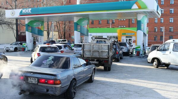 Автомобили в очереди на АЗС сети ННК в Хабаровске