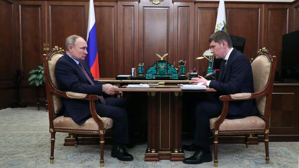 Президент РФ Владимир Путин и министр экономического развития РФ Максим Решетников во время встречи