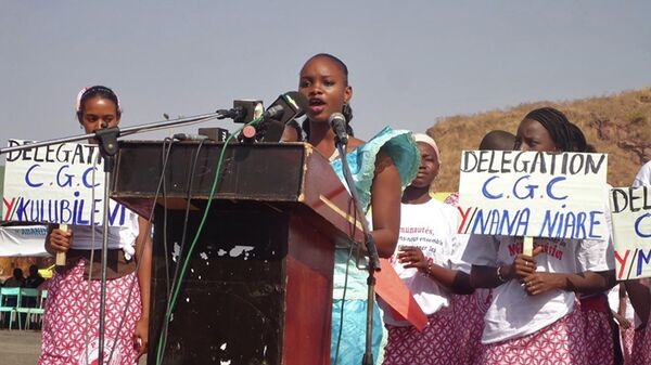 Муссукура Сиди читает декларацию в столице Мали городе Бамако об отказе от женского обрезания 