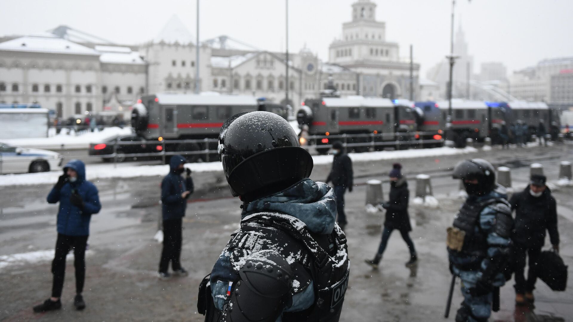 Сотрудники правоохранительных органов на Комсомольской площади в Москве во время несанкционированной акции - РИА Новости, 1920, 05.02.2021