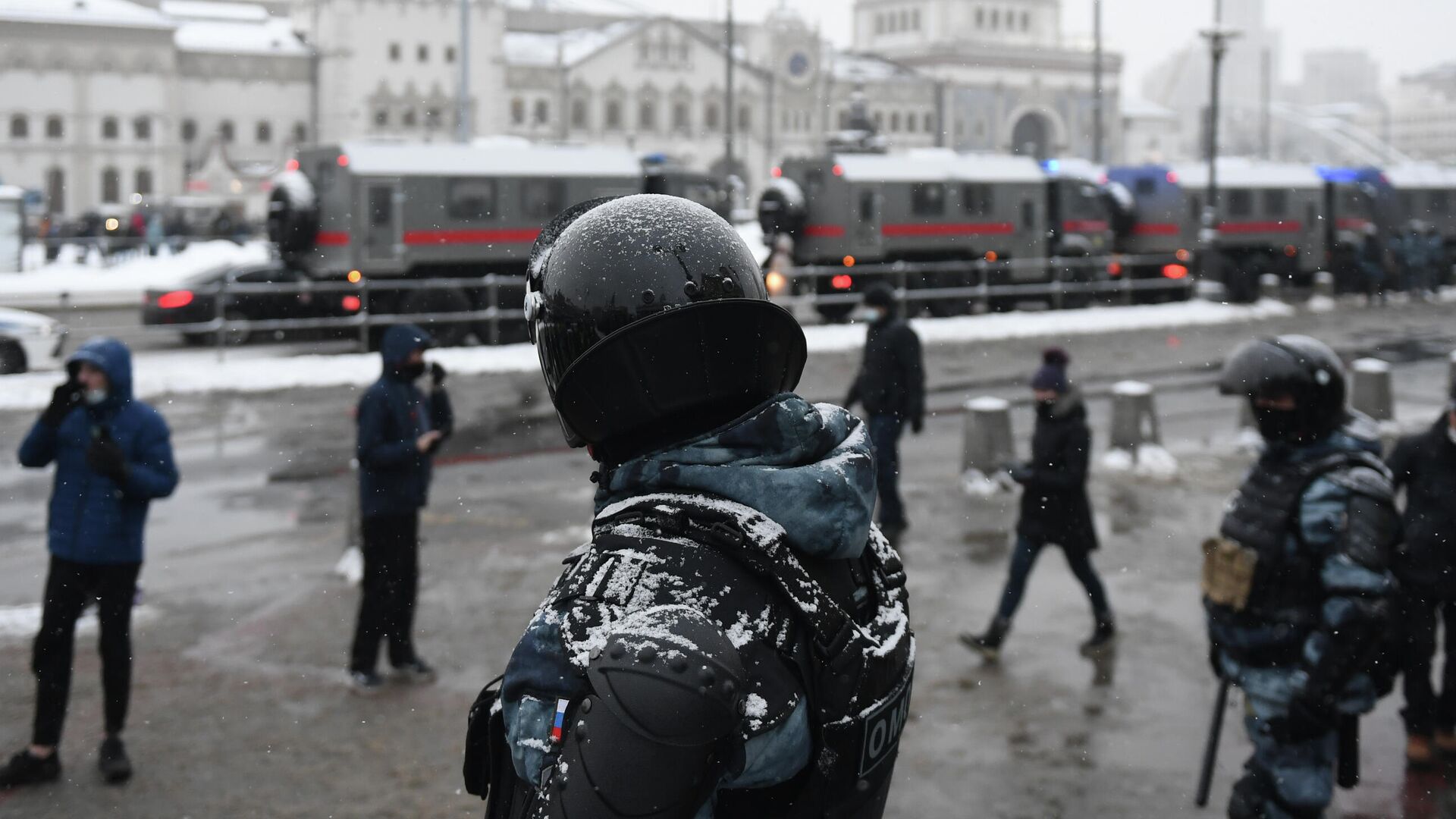 Сотрудники правоохранительных органов на Комсомольской площади в Москве во время несанкционированной акции - РИА Новости, 1920, 10.02.2021