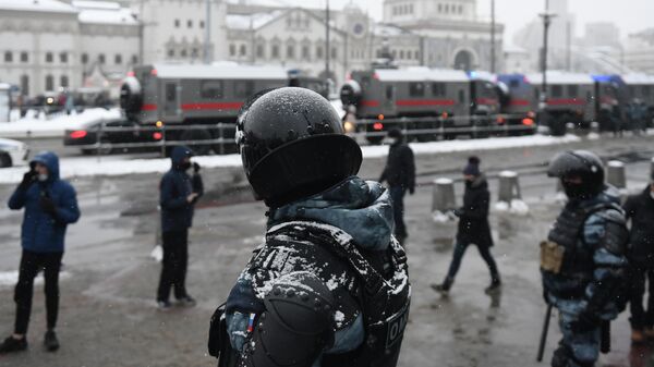 Сотрудники правоохранительных органов на Комсомольской площади в Москве во время несанкционированной акции
