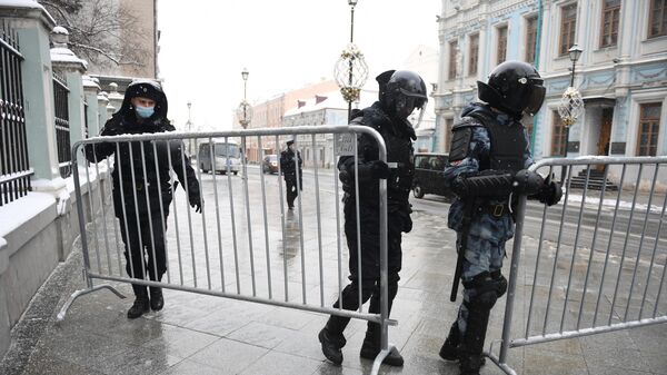 Сотрудники правоохранительных органов в районе улицы Маросейка в Москве 