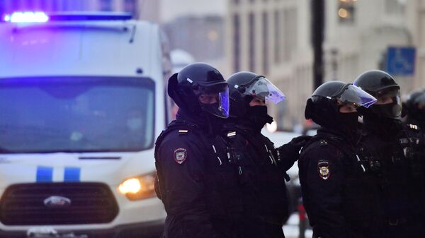Сотрудники правоохранительных органов во время несанкционированной акции в Москве