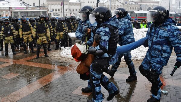 Сотрудники правоохранительных органов задерживают участника несанкционированной акции в Москве