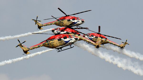 Вертолетная команда ВВС Индии на авиасалоне Aero India 2021 в Бангалоре, Индия