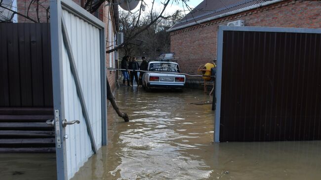 Затопленный двор жилого дома