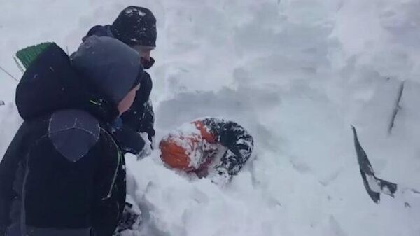Спасатели на Камчатке руками разгребали снег, чтобы достать из сугроба мальчика
