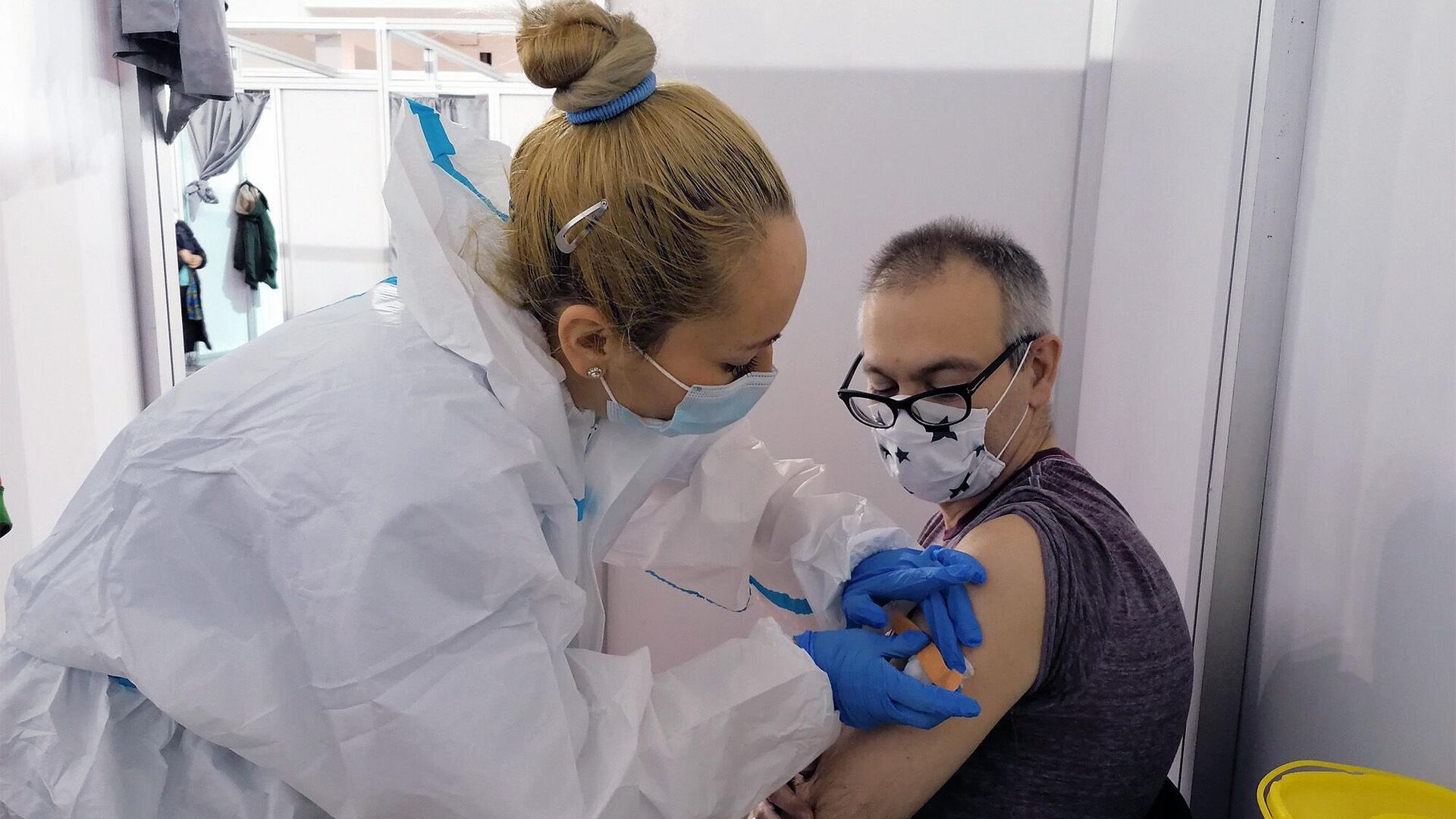 Мужчине делают прививку российской вакциной против COVID-19 Спутник V (Гам-КОВИД-Вак) в Белграде - РИА Новости, 1920, 10.02.2021