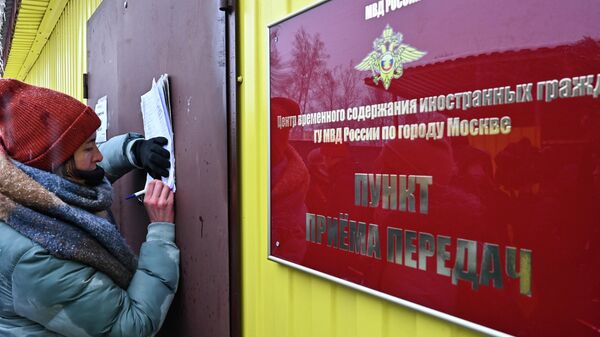 У центра временного содержания иностранных граждан (ЦВСИГ) в Сахарово в Новой Москве