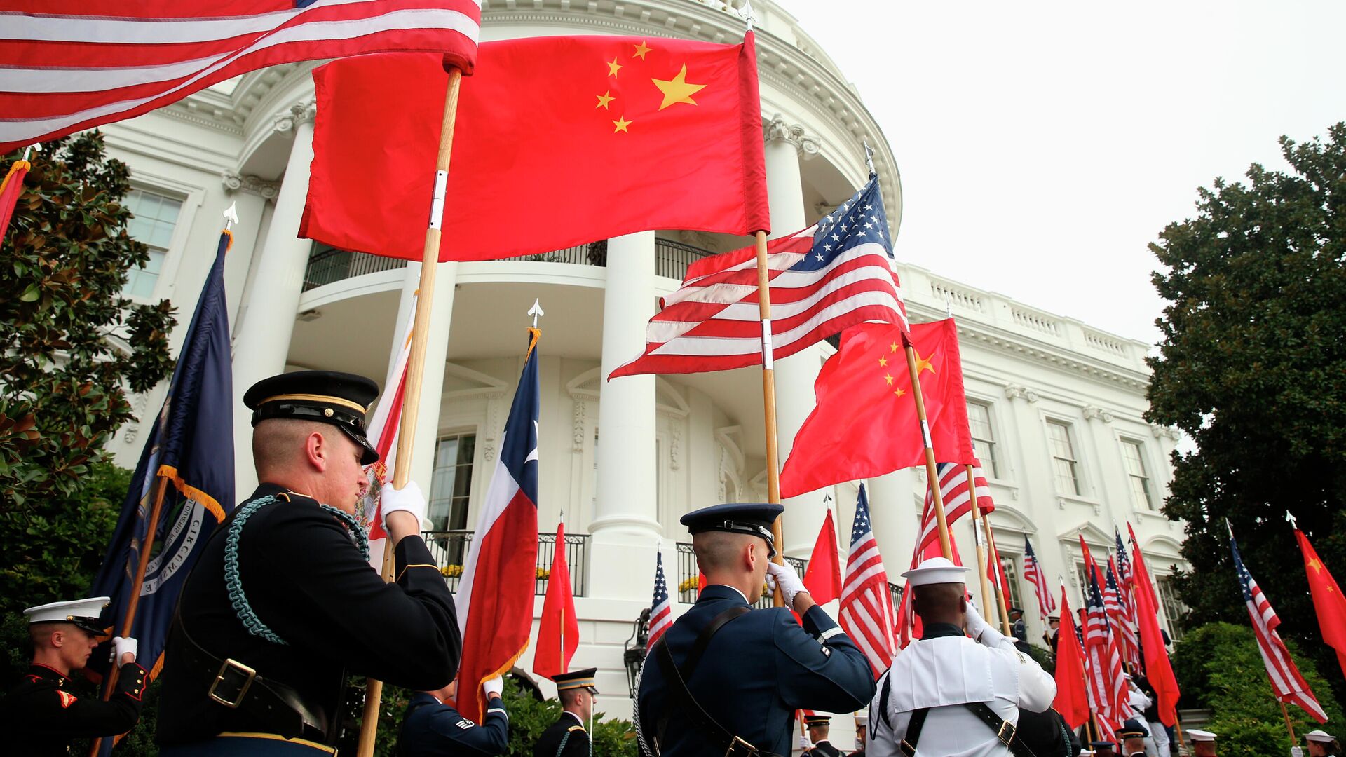 Военнослужащие США с флагами США и Китая на фоне Белого дома в Вашингтоне - РИА Новости, 1920, 22.02.2021
