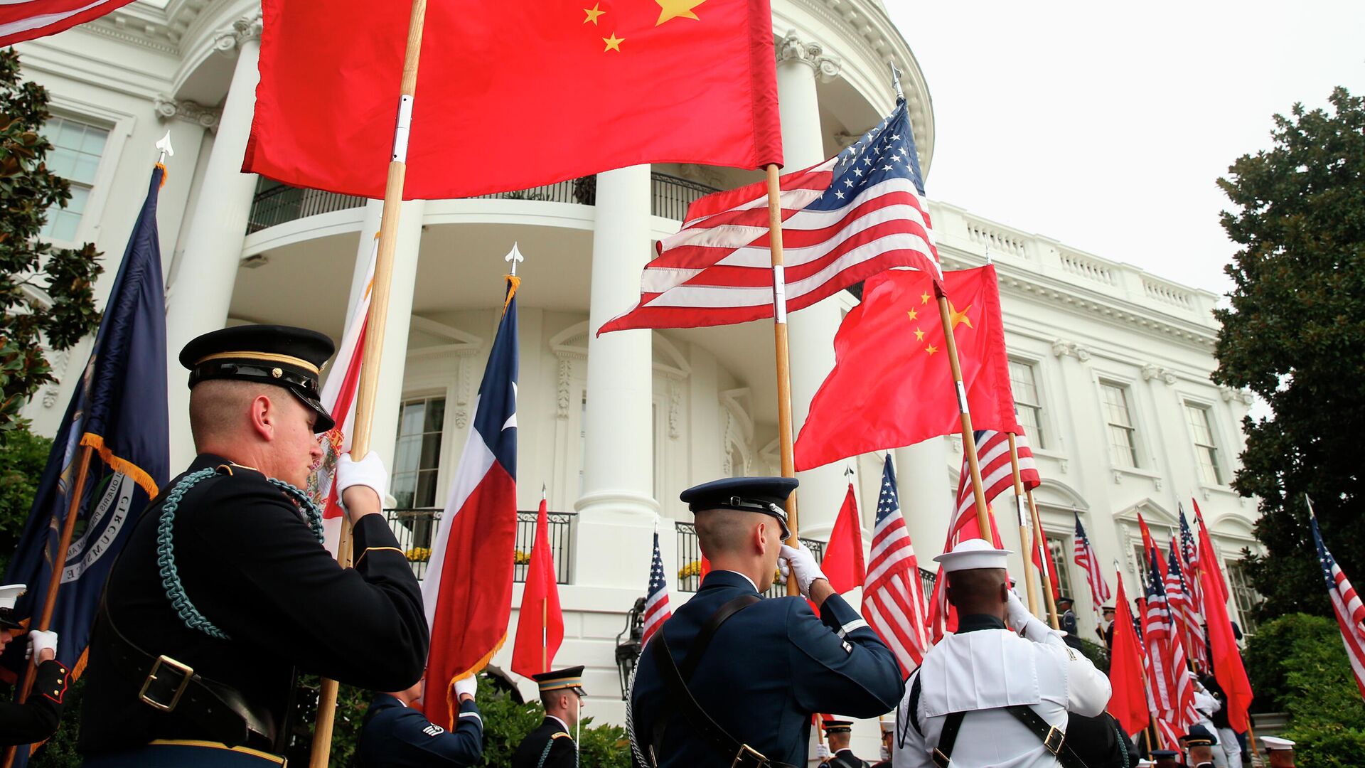 Военнослужащие США с флагами США и Китая на фоне Белого дома в Вашингтоне - РИА Новости, 1920, 22.02.2021