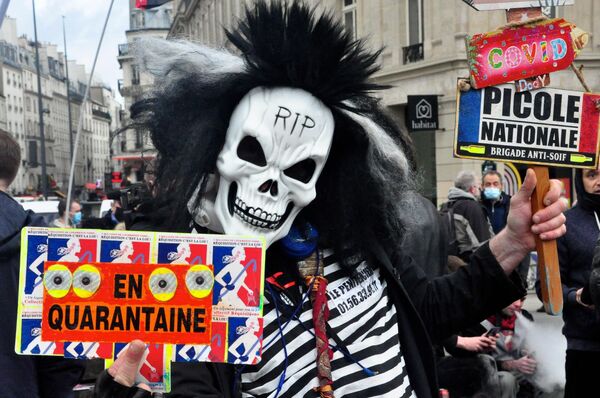 Участник акции протеста против законопроекта О глобальной безопасности на площади Республики в Париже