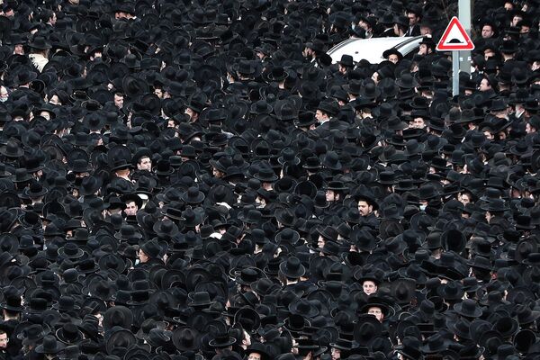 Ультраортодоксальные евреи принимают участие в похоронах раввина в Иерусалиме