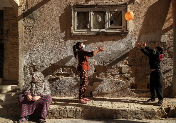 Дети играют в мяч в секторе Газа, Палестина