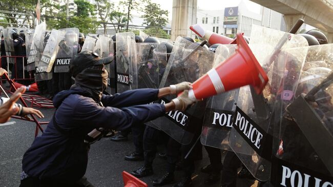 Столкновение на митинге за демократию Мьянмы у посольства в Бангкоке, Таиланд