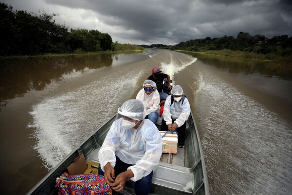 Медицинские работники направляются к речным жителям для вакцинации их от коронавируса препаратом AstraZeneca, Бразилия