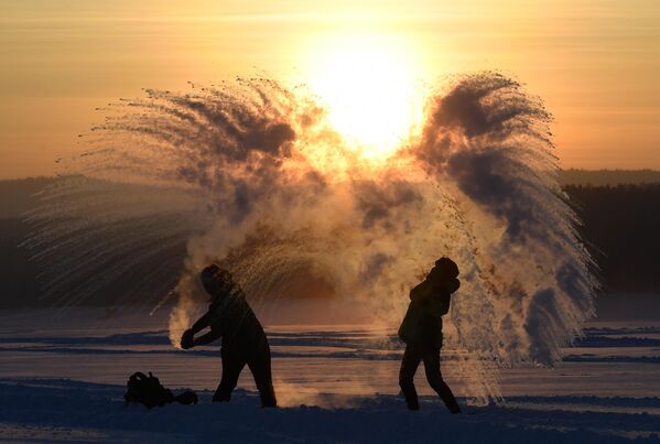 Местные жители устраивают ледяной фейерверк на льду Красноярского водохранилища