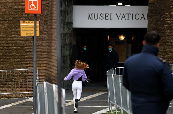 Девушка бежит в музей Ватикана, открывшийся после карантина 