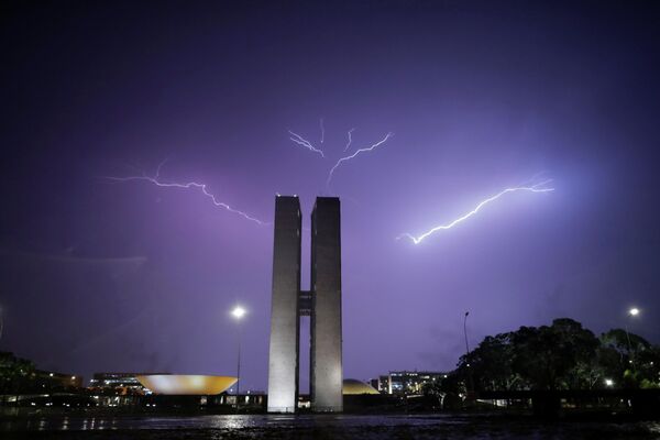 Молнии в небе над зданием Национального конгресса в Бразилии
