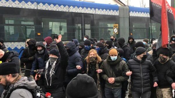Протест радикалов у здания телеканала Наш в Киеве