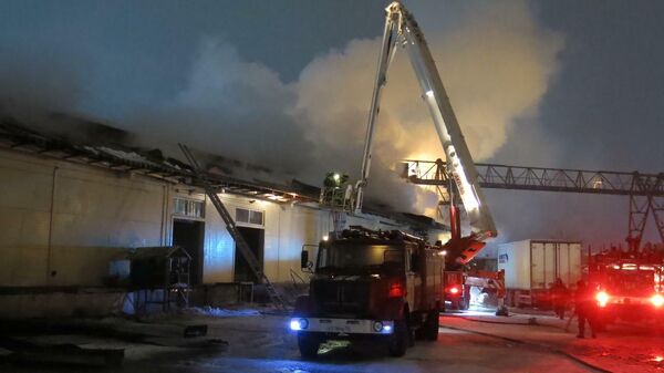 Пожар в одноэтажном металлокаркасном складском задании в Омске