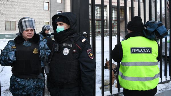 Сотрудники полиции и представители прессы у здания Бабушкинского районного суда, где состоится заседание по делу Алексея Навального