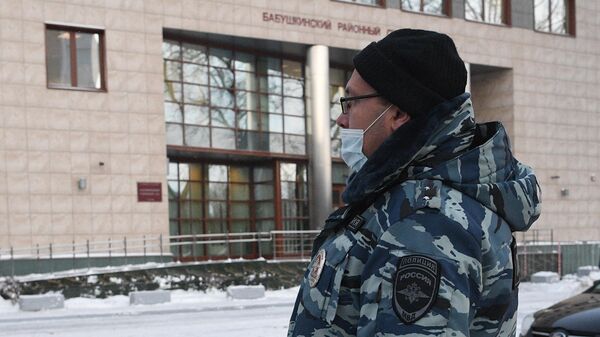 Сотрудник Федеральной службы судебных приставов у здания Бабушкинского районного суда, где состоится заседание по делу Алексея Навального