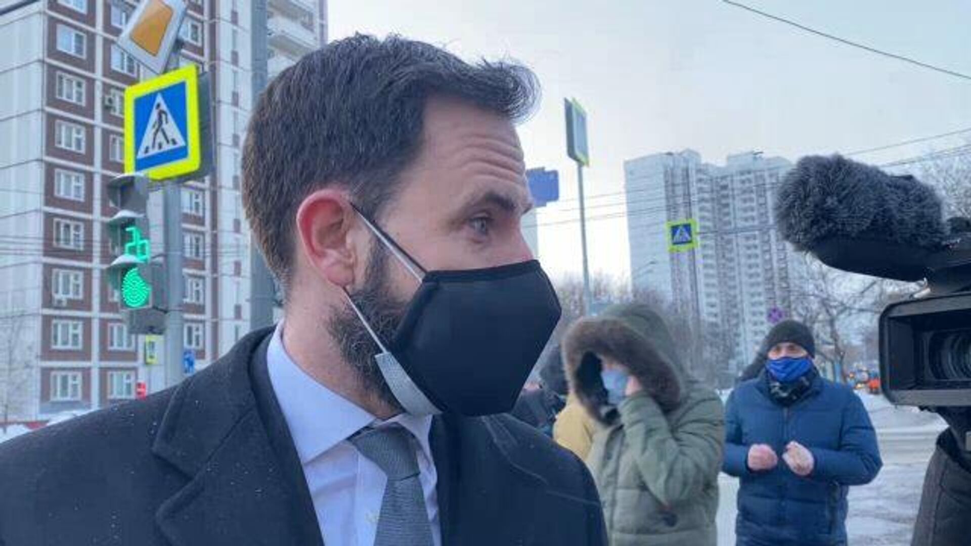Британский дипломат пообщался с прессой около суда, где рассмотрят дело Навального - РИА Новости, 1920, 05.02.2021