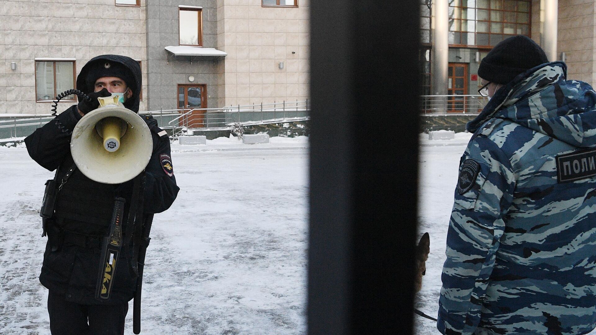 Сотрудники полиции у здания Бабушкинского районного суда - РИА Новости, 1920, 05.02.2021