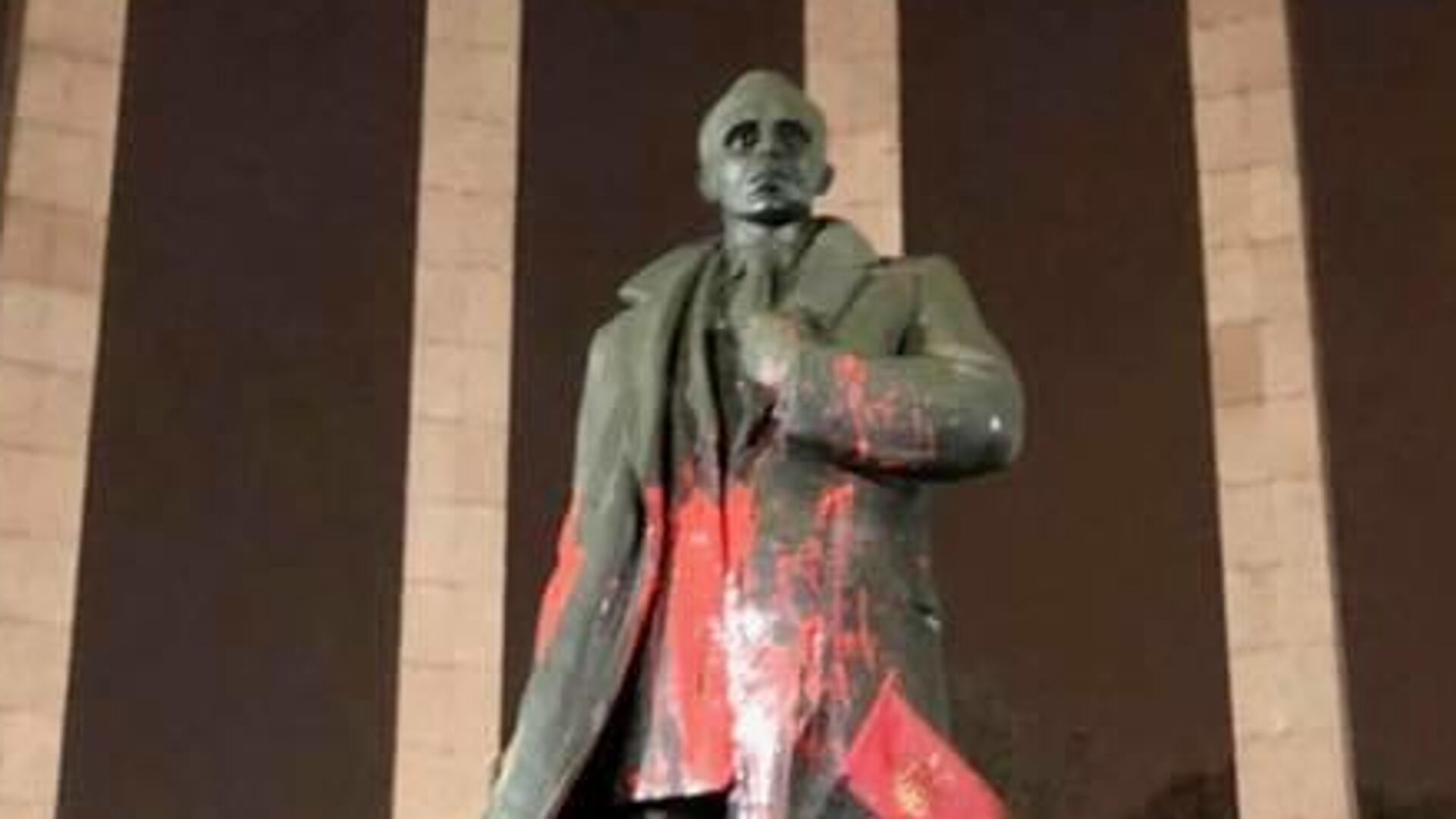Памятник Бандере во Львове облили краской - РИА Новости, 1920, 07.05.2022