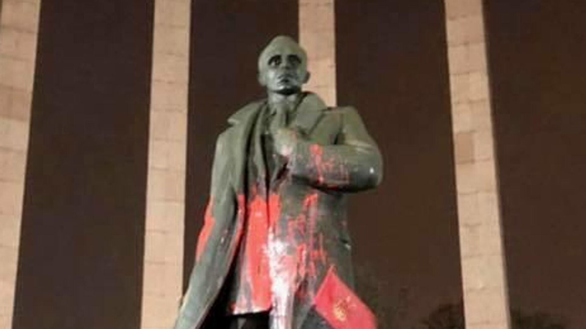 Памятник Бандере во Львове облили краской - РИА Новости, 1920, 25.12.2021