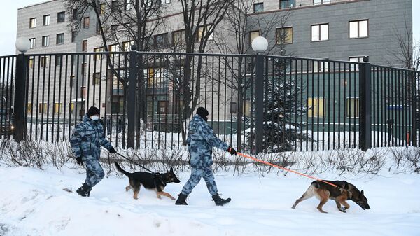 Сотрудники Федеральной службы судебных приставов со служебными собаками у здания Бабушкинского районного суда