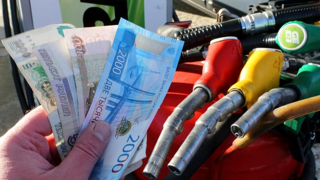 Деньги на оплату топлива в руке мужчины на АЗС сети ННК в Хабаровске