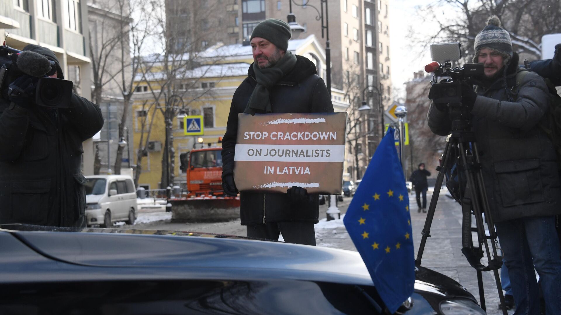 Кирилл Вышинский в одиночном пикете против травли работников российских СМИ в Латвии и Прибалтике у Дома приемов МИД России - РИА Новости, 1920, 05.02.2021