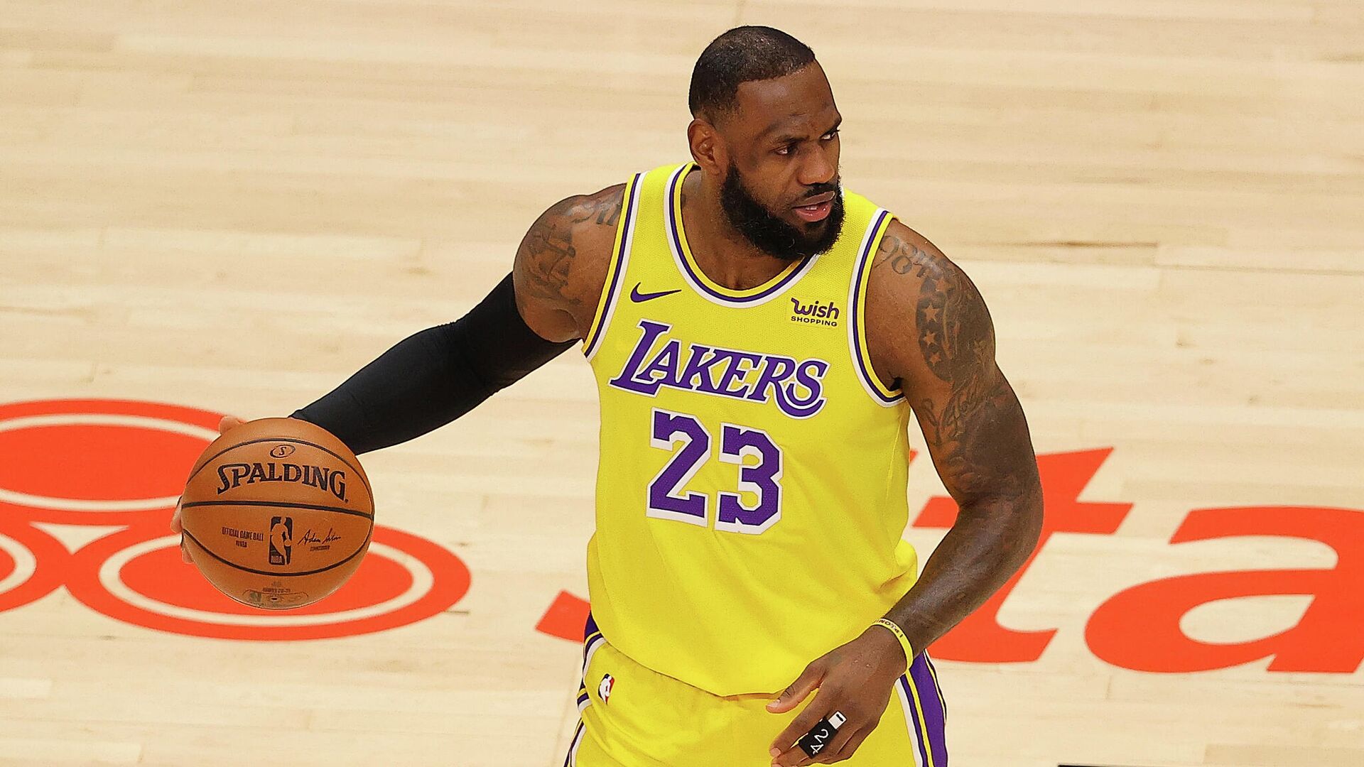 ATLANTA, GEORGIA - FEBRUARY 01: LeBron James #23 of the Los Angeles Lakers runs the offense after they won the tip against the Atlanta Hawks during the first half at State Farm Arena on February 01, 2021 in Atlanta, Georgia. NOTE TO USER: User expressly acknowledges and agrees that, by downloading and or using this photograph, User is consenting to the terms and conditions of the Getty Images License Agreement.   Kevin C. Cox/Getty Images/AFP - РИА Новости, 1920, 05.02.2021