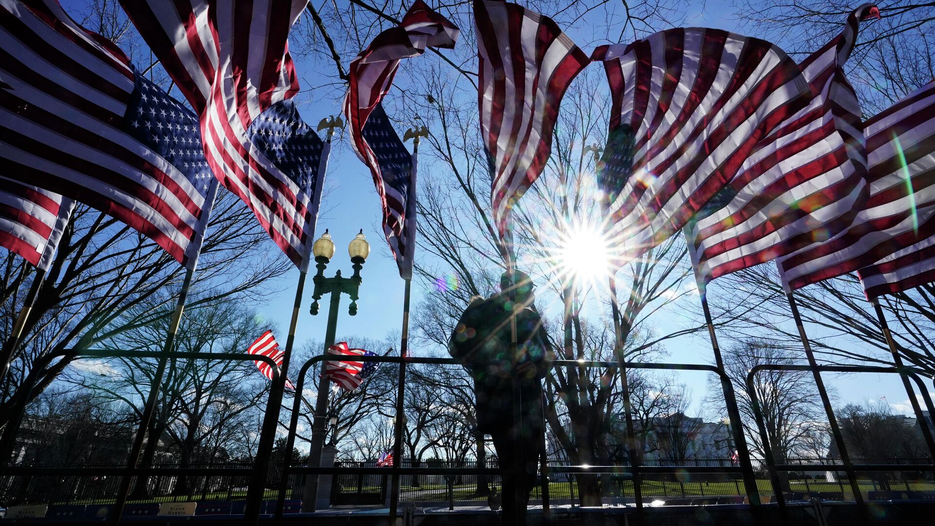 Рабочий устанавливает американские флаги в Вашингтоне - РИА Новости, 1920, 19.02.2021