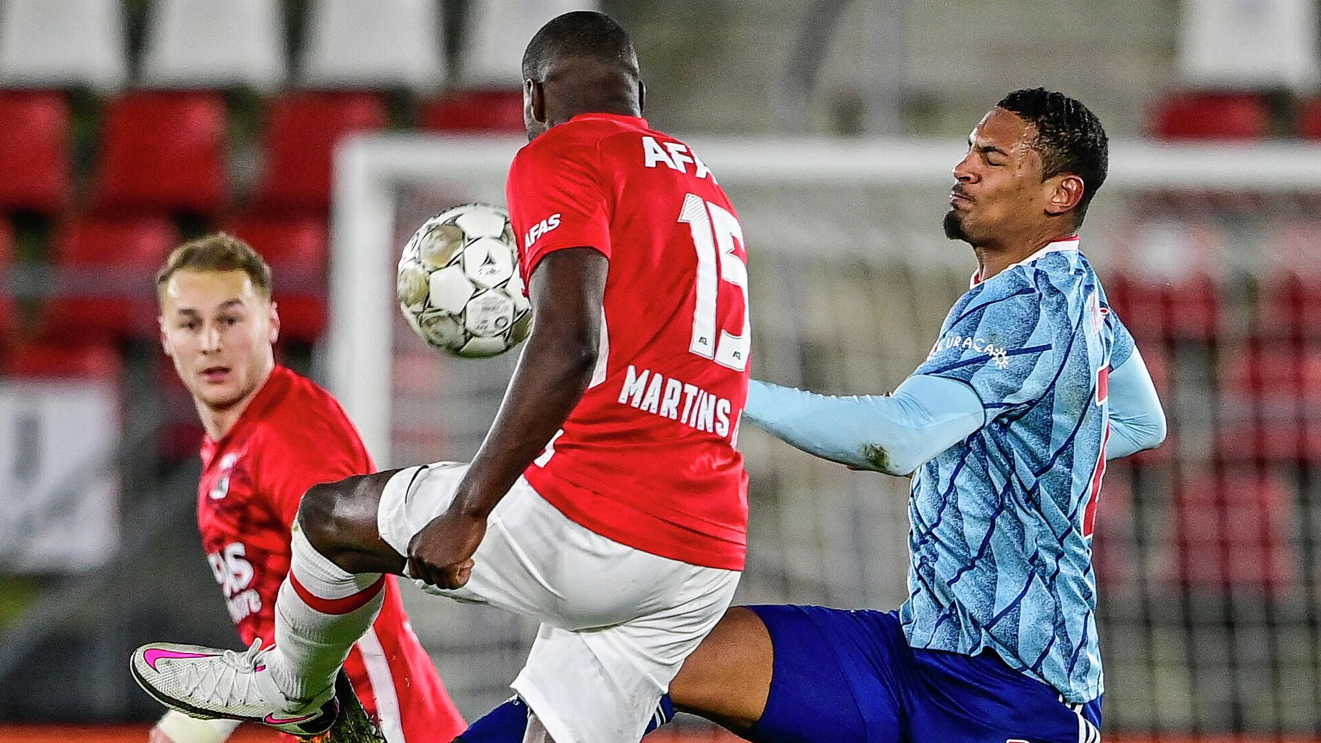 Ajax' French forward Sebastien Haller (R) and AZ Alkmaar's Dutch defender Bruno Martins Indi (C) fight for the ball during the Dutch Eredivisie football match between AZ Alkmaar and Ajax Amsterdam at the AFAS stadium in Alkmaar, the Netherlands, on January 31, 2021. (Photo by Olaf Kraak / ANP / AFP) / Netherlands OUT - РИА Новости, 1920, 05.02.2021