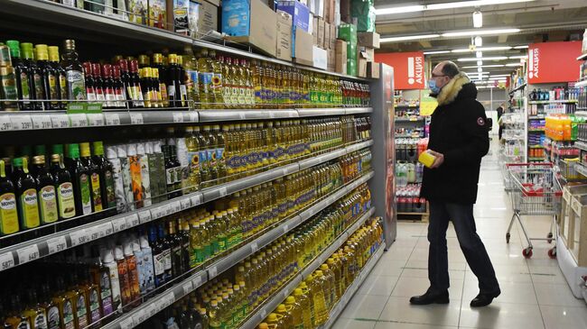 Покупатель в продуктовом магазине 