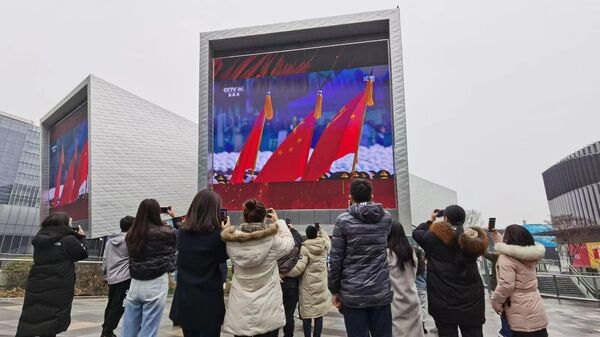 Люди во время вещания Медиакорпорации Китая, посвященному Новому году по лунному календарю