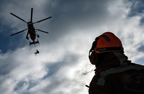 Сотрудники Московского авиационного центра (МАЦ) во время показательной тренировки уникальной службы воздушных спасателей с участием нового пожарного вертолета Ка-32А11ВС
