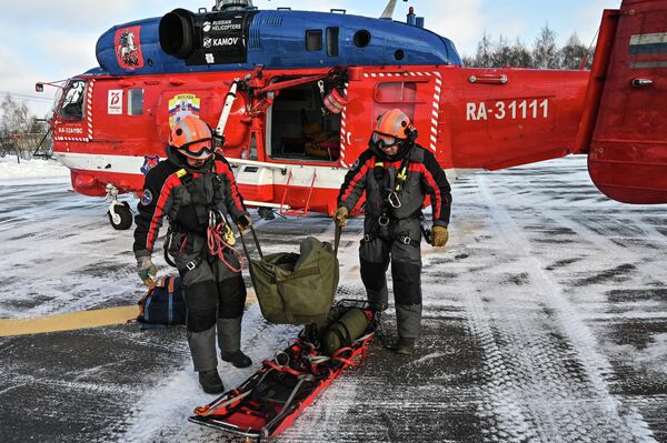 Сотрудники Московского авиационного центра (МАЦ) во время показательной тренировки уникальной службы воздушных спасателей с участием нового пожарного вертолета Ка-32А11ВС